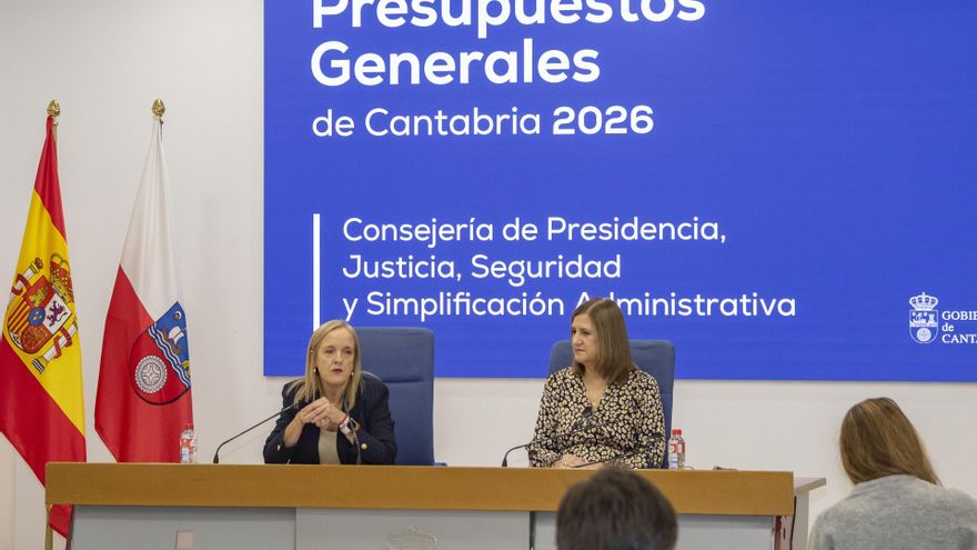 La consejera Isabel Urrutia presenta en rueda de prensa los presupuestos de su departamento.