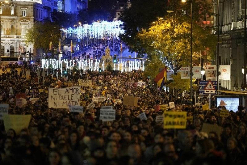 La marcha feminista del 25M a su paso por la calle Alcalá de Madrid