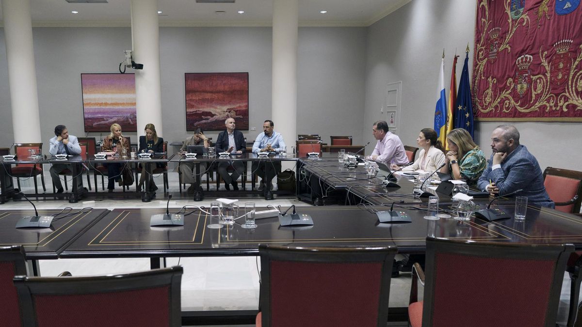 Vázquez, compareciendo, ante los asientos vacíos de los diputados del grupo socialista que abandonaron la comisión.