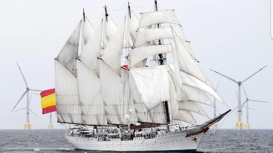 Buque Juan Sebastián de Elcano navegando con las velas desplegadas