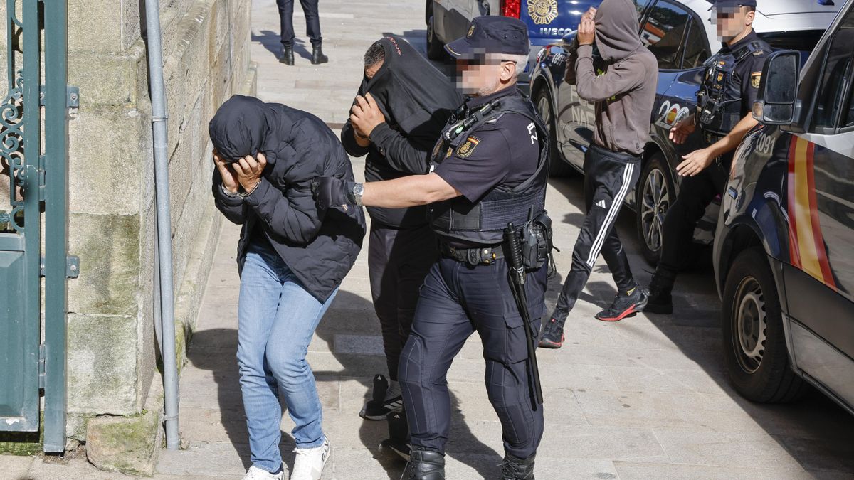 Catorce detenidos y 3,6 toneladas de cocaína incautadas en la ría de Arousa tras la descarga de un narcosubmarino