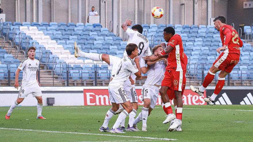 El Tenerife golea antes del descanso y Dani le evita luego un disgusto