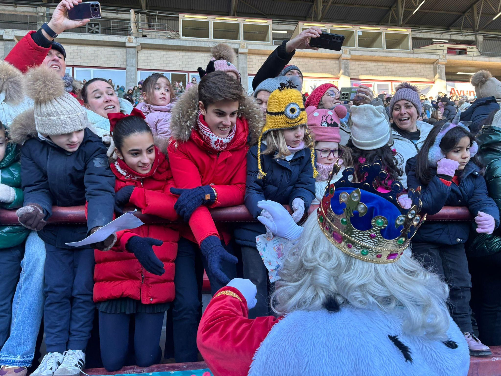 Los Reyes Magos ya están en Logroño: así ha sido el aterrizaje en helicóptero en Las Gaunas