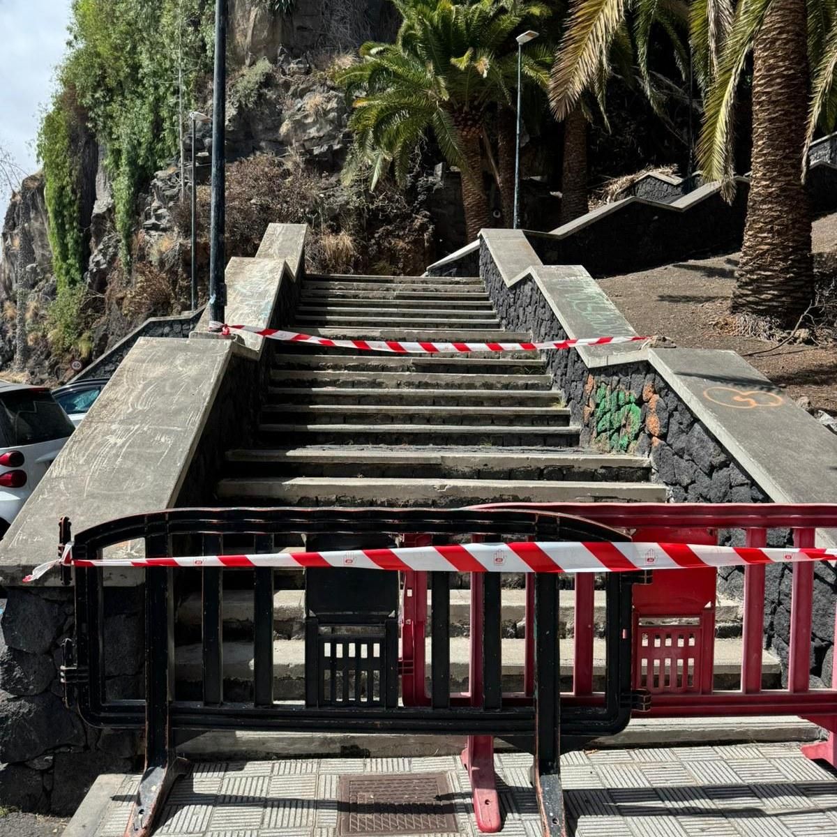 La escalera del pasaje peatonal del barranco de Gredos, balizada por el Ayuntamiento de Santa Cruz de La Palma  este viernes  de forma temporal debido a un desprendimiento de material vegetal.