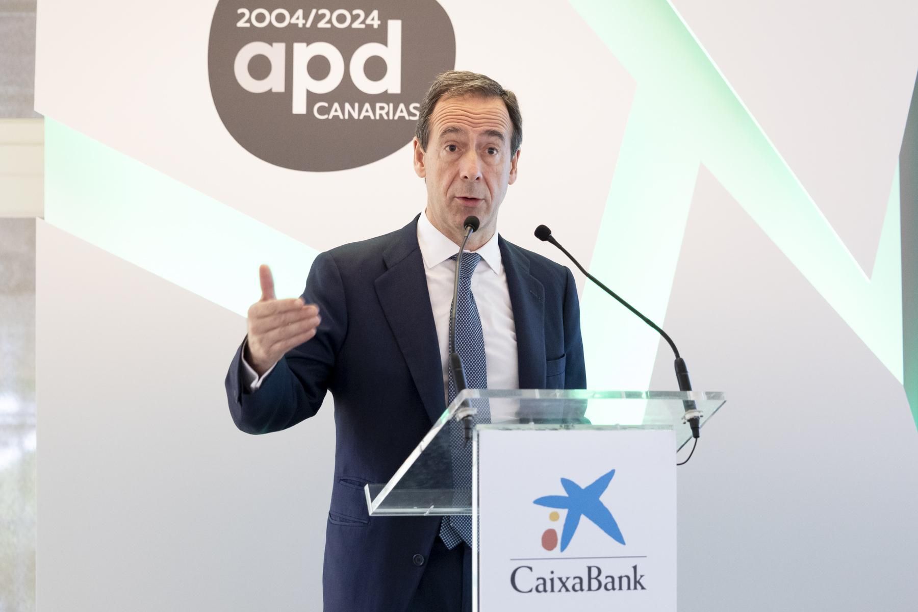 El consejero delegado de CaixaBank, Julio Cortázar, durante su participación en el coloquio organizado por APD Canarias.