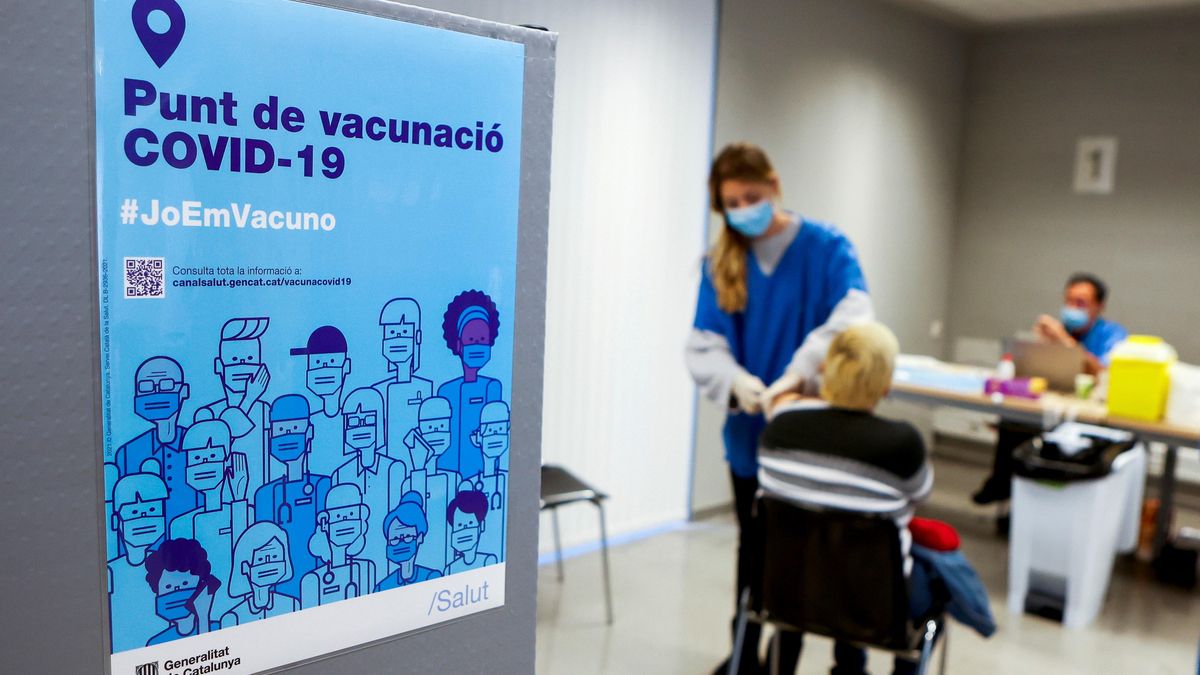 Una persona se vacuna en el centro UB Raval contra el coronavirus en Cataluña. EFE/ Quique Garcia/Archivo