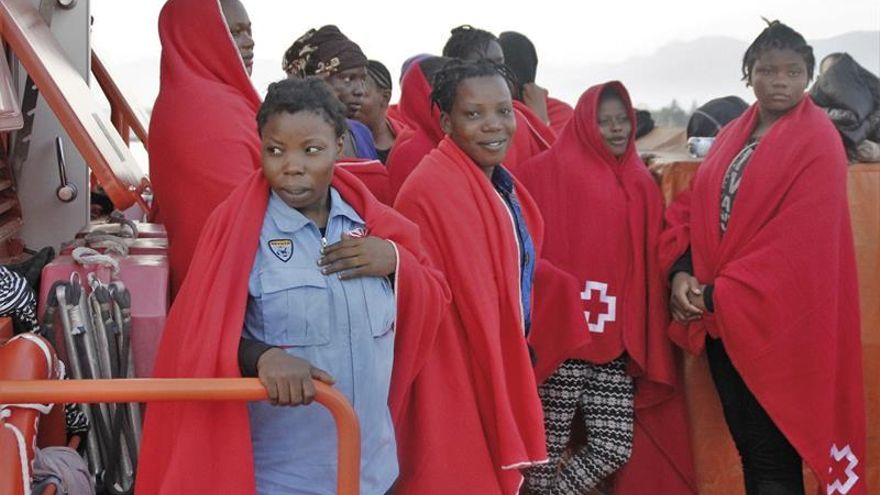 Llegan al puerto de Motril los 27 inmigrantes rescatados por Salvamento