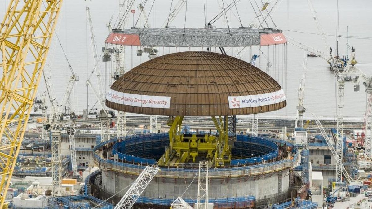 Gran Bretaña coloca la cúpula de su reactor nuclear con la grúa más descomunal jamás construida