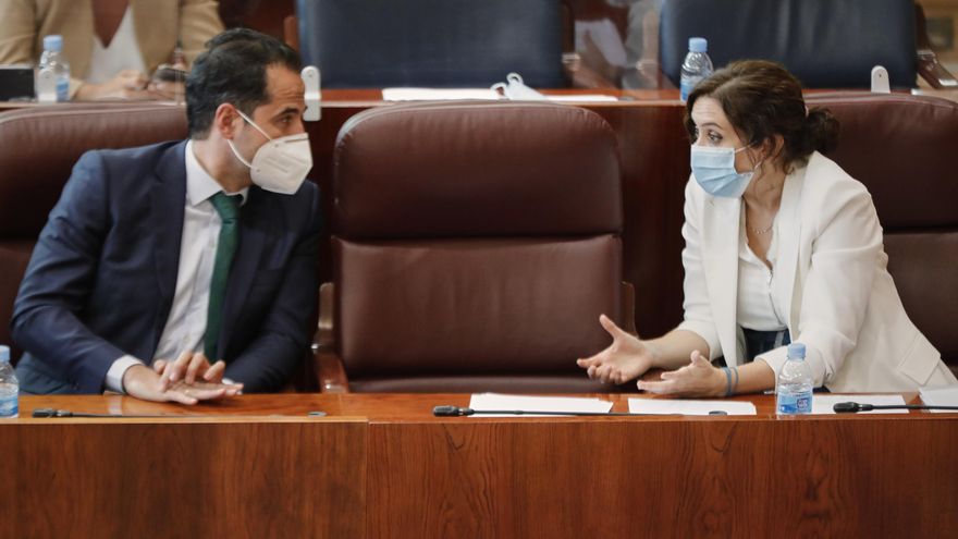 La errática gestión de Ayuso sume en el desconcierto al personal sanitario, a los municipios más afectados por la pandemia y a su socio de Gobierno