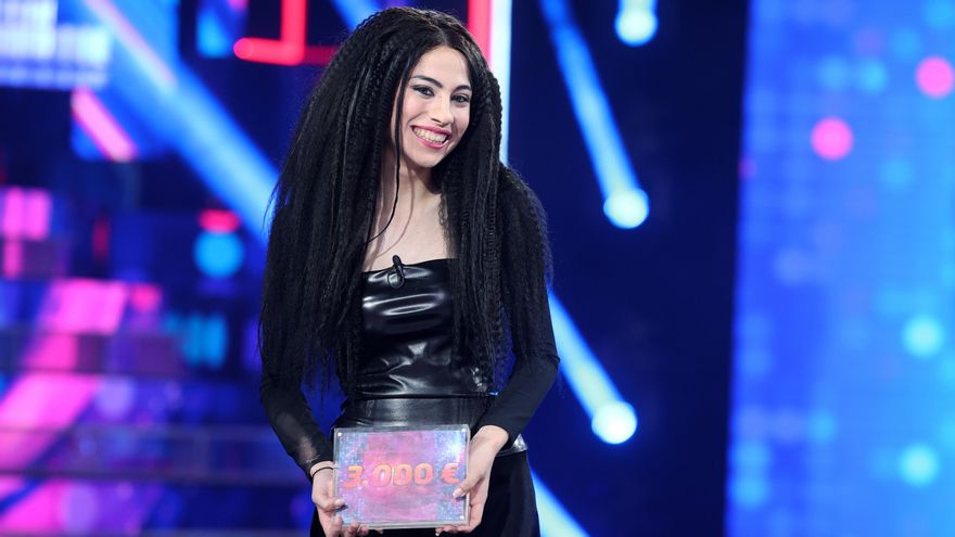 Melani, con su premio de ganadora de la gala 10 de 'Tu cara me suena'