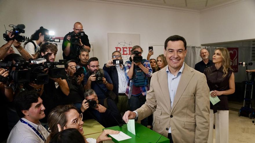 El candidato del PP, Juanma Moreno, ejerce su derecho al voto en el colegio Sagrado Corazón de Jesús de Málaga