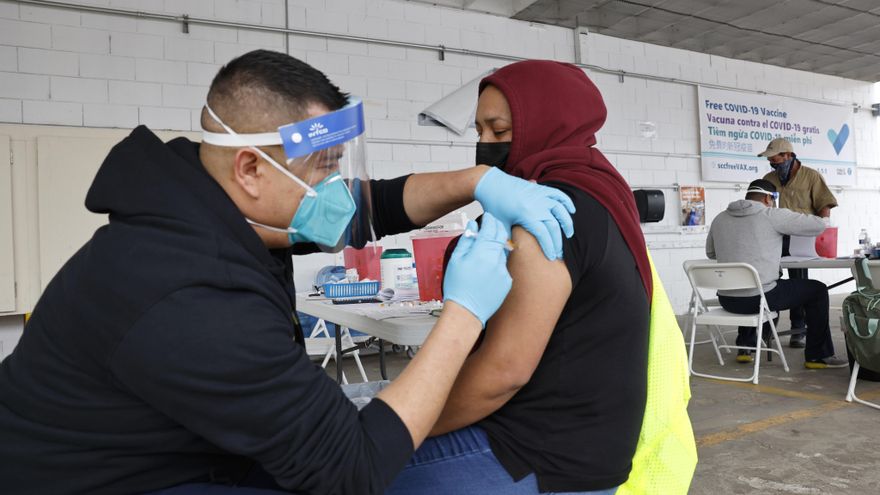 Eso ha permitido que más de 65 millones de adultos reciban al menos una dosis de la vacuna, y que ya haya 35 millones completamente inmunizados, lo que equivale al 13,5 % de la población estadounidense mayor de 18 años, precisaron los CDC. EFE/EPA/JOHN G. MABANGLO/Archivo