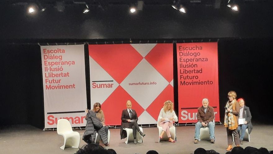 La vicepresidenta del Gobierno, Yolanda Díaz, antes de comenzar el acto de escucha de Sumar.