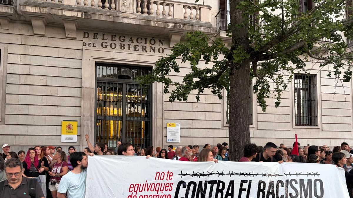 La policía evacua en autobuses a los manifestantes contra el racismo en Santander para protegerlos de grupos de agitadores