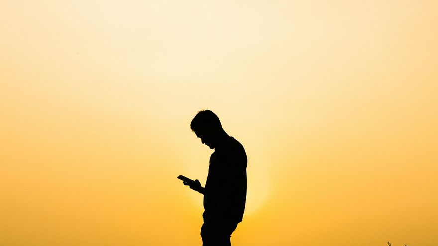 Los trucos de un psicólogo especializado para resistir la necesidad de mirar el teléfono todo el rato: “En verano se usa más”