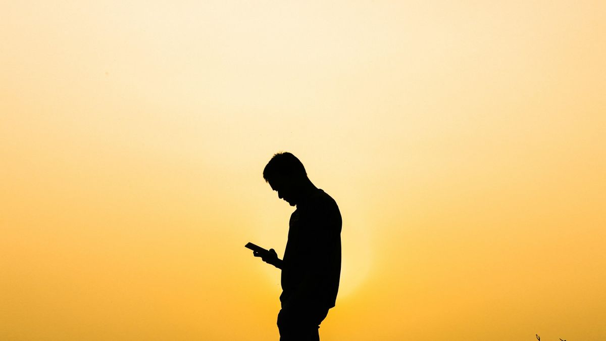 Los trucos de un psicólogo especializado para resistir la necesidad de mirar el teléfono todo el rato: “En verano se usa más”