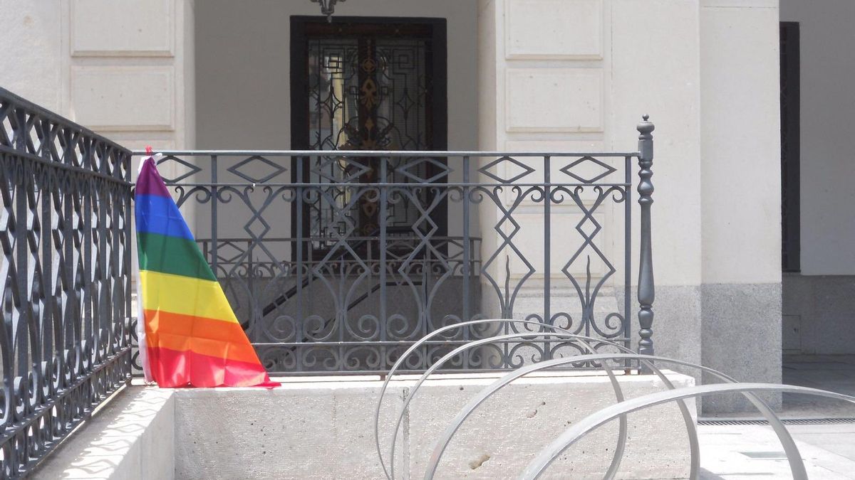 Bandera arco iris en la plaza Mayor de Guadalajara