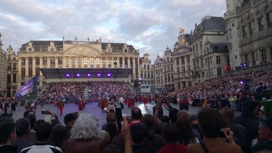 Muchísimo público asiste a la conmemoración de la visita de Carlos V a Bruselas en 1549.