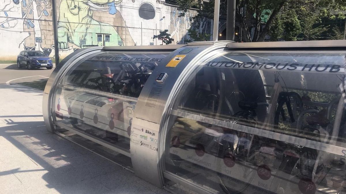 Aparcabicis cerrado junto a la estación de Adif de Santander.