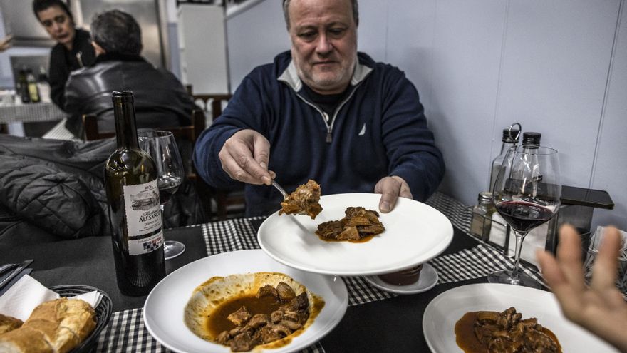 Callos para desayunar, domingueros y porrón: la tradición del ‘esmorzar de forquilla’ vive una segunda juventud