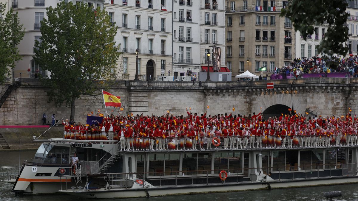 Miembros de la delegación española desfilan en barco por el río Sena, durante la ceremonia de inauguración de los Juegos Olímpicos de París 2024, este viernes en la capital francesa