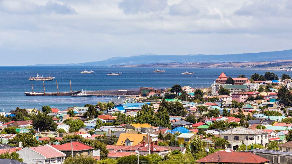 Punta Arenas desde el mirador Cerro de la Cruz, con el Estrecho de Magallanes al fondo.