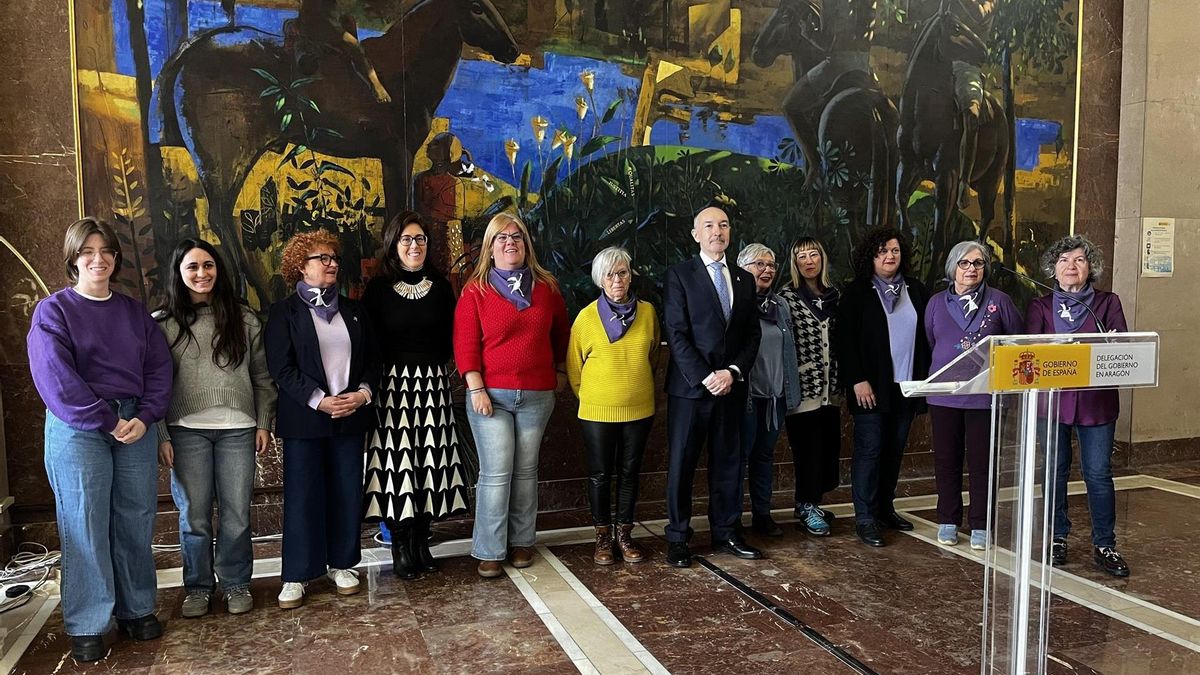 El delegado del Gobierno en Aragón, Fernando Beltrán, junto a representantes de la Comisión Mujer de la FABZ y de la Red de Mujeres Vecinales de Aragón.