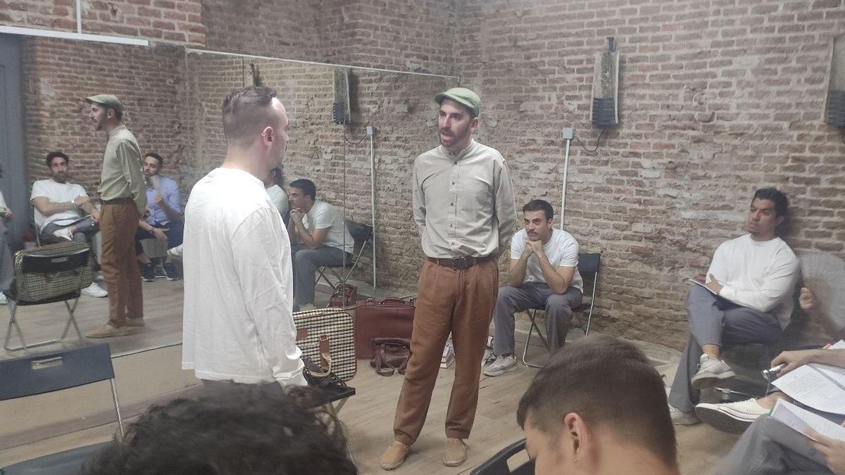 La escena entre Benjamín y Herminio en la sala de ensayos de 'Vosotros no'.