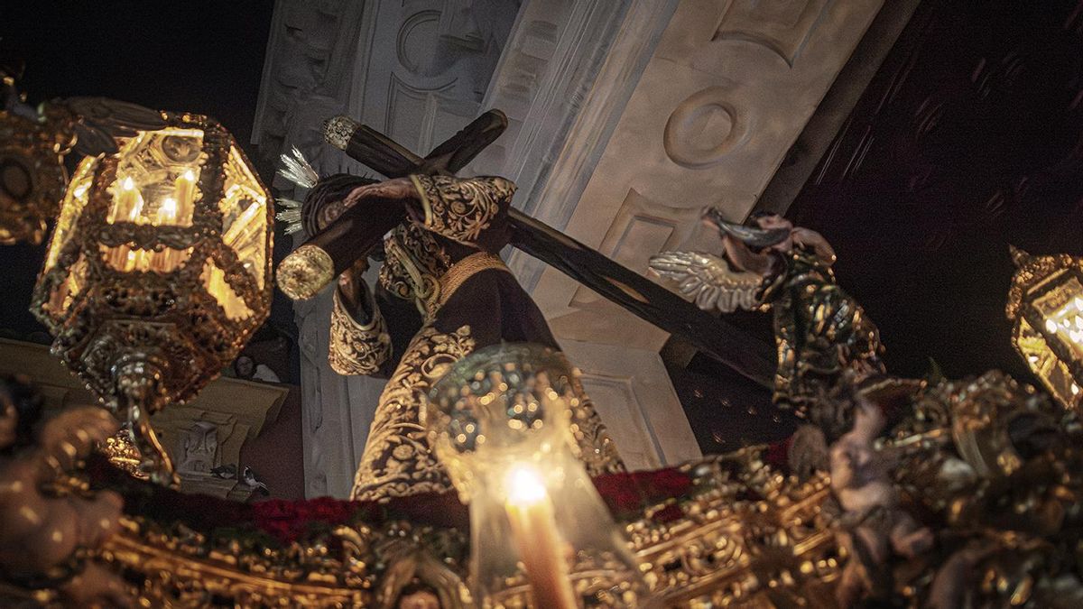 Nuestro Padre Jesús del Gran Poder saliendo de su Templo