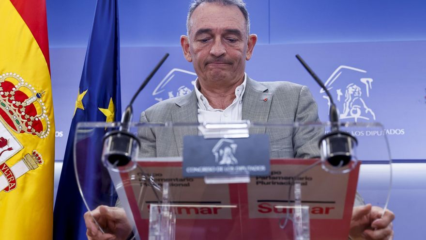 El portavoz adjunto de Sumar, Enrique Santiago, ofrece una rueda de prensa tras registrar en solitario una proposición de ley para reactivar la derogación de la ley de seguridad ciudadana, conocida como ley mordaza, este viernes en el Congreso.