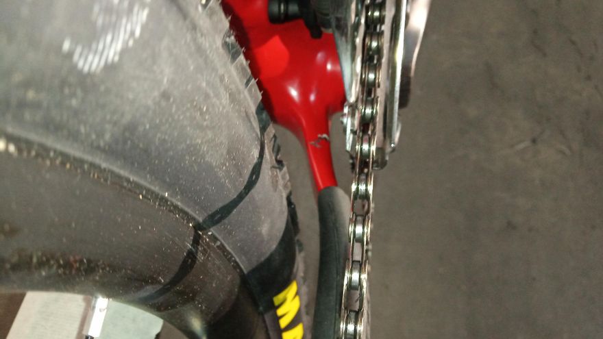 El perito concluye que, de haber sido por un golpe, también estarían dañados el plato o el pedal