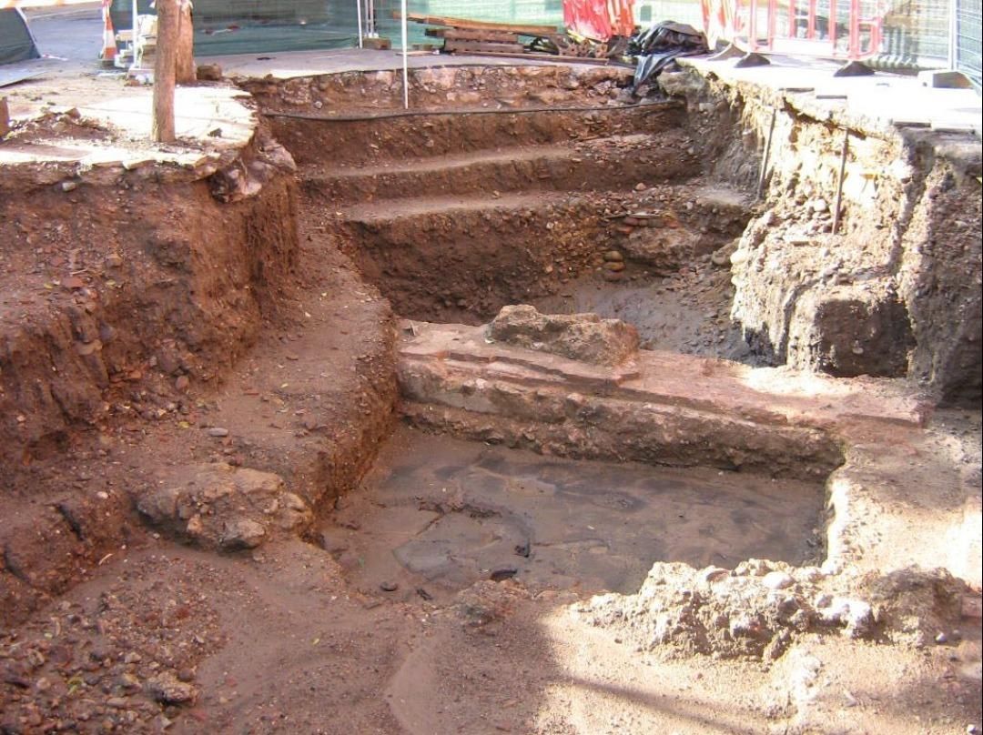 Restos de las termas del legado en la Plaza de San Pelayo.