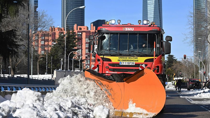 Una quitanieves de la Unidad Militar de Emergencias (UME) limpia una calzada, el sábado en Madrid. EFE/Fernando Villar