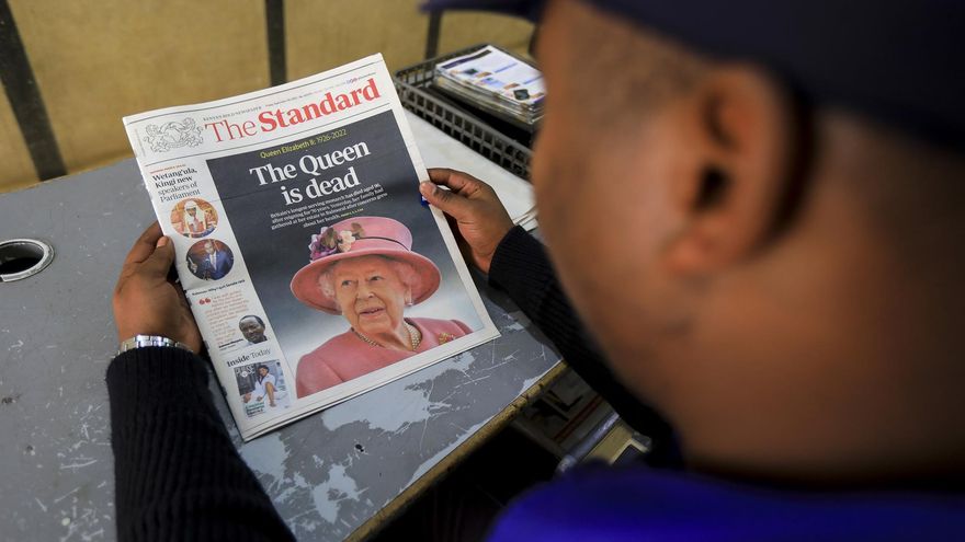 Un guardia de seguridad keniano lee una edición del periódico 'The Standard' con el titular que anuncia la muerte de la reina Isabel II en las calles de Nairobi, Kenia.