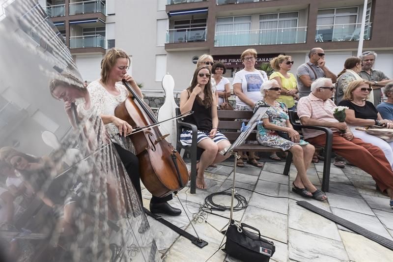 Momento del homenaje en la prolongación del paseo de la playa de Las Canteras. EFE/Ángel Medina G.