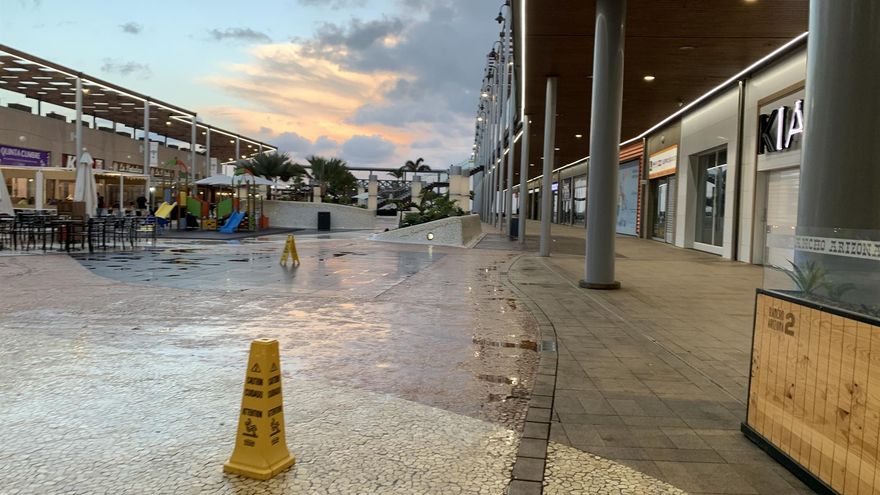 Centro Comercial Las Terrazas, en Gran Canaria, un día de lluvia e intervalos nubosos.