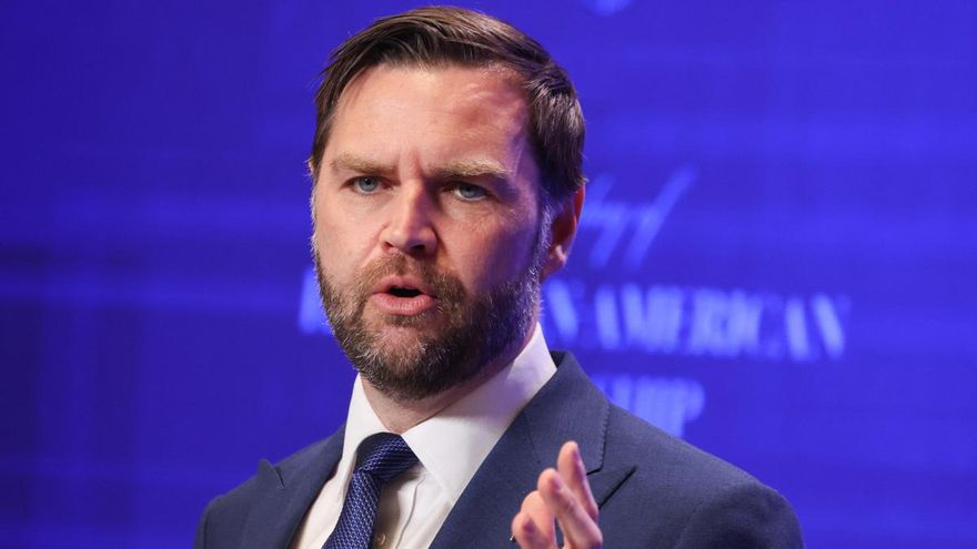 Un manifestante interrumpe a J.D. Vance en un evento lleno de estudiantes conservadores: "Están matando niños en Gaza"