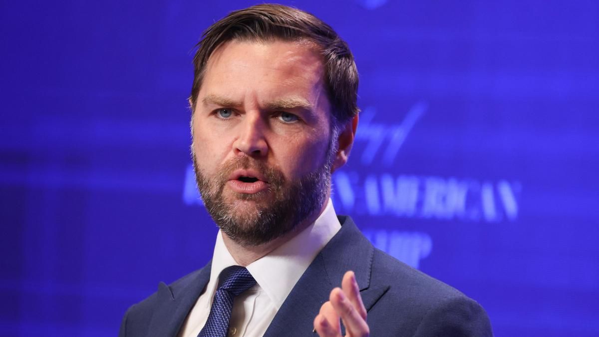 Un manifestante interrumpe a J.D. Vance en un evento lleno de estudiantes conservadores: "Están matando niños en Gaza"