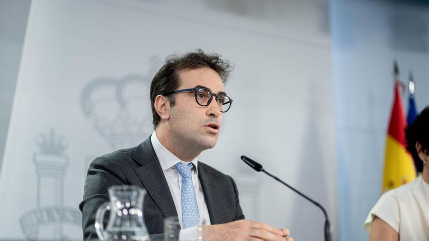 El vicepresidente primero y ministro de Economía, Comercio y Empresa, Carlos Cuerpo, este lunes tras el Consejo de Ministros.