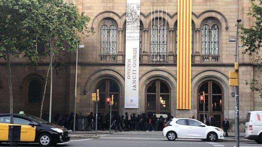 Estudiantes acceden al edificio histórico de la UB
