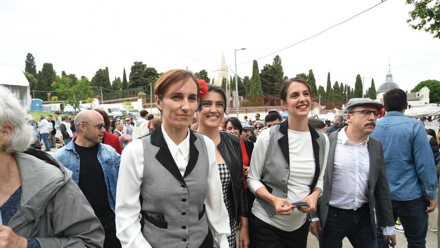 La líder de Más Madrid y ministra de Sanidad, Mónica García, acompañada de las portavoces en la Asamblea y el Ayuntamiento de Madrid, Manuela Bergerot y Rita Maestre.