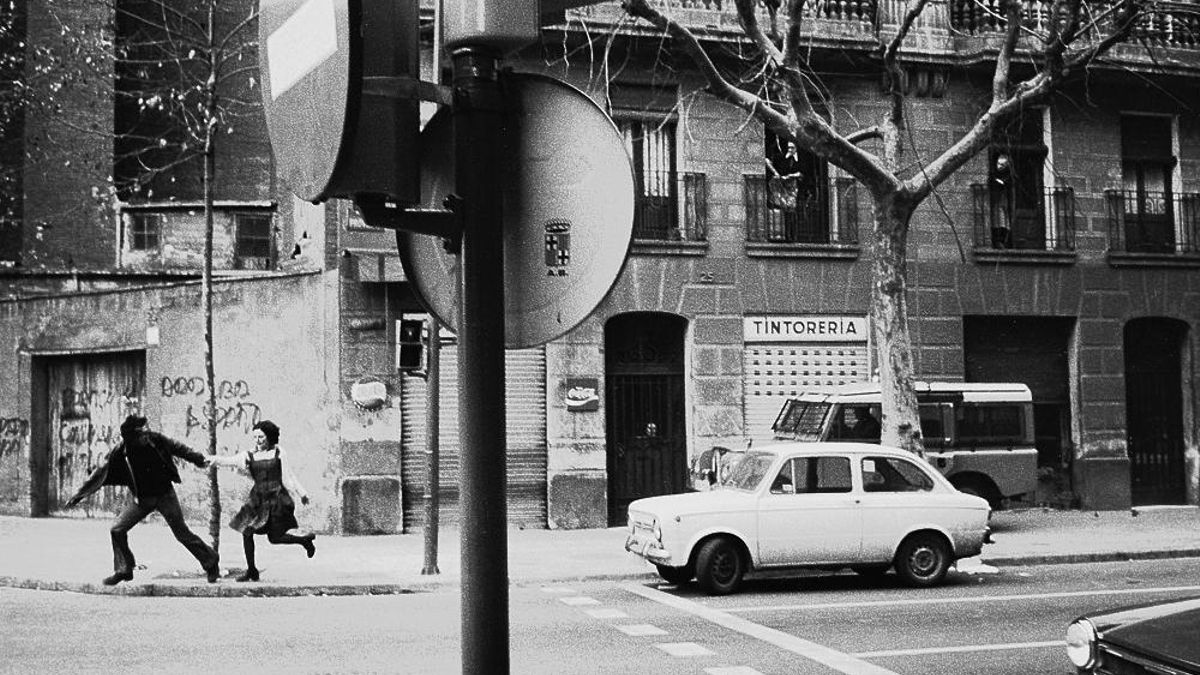 Una pareja huye de un jeep policial en Barcelona el 1 de febrero de 1976.