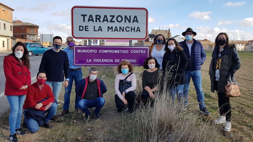 El Ayuntamiento de Tarazona de la Mancha instala “señales de tráfico” contra la violencia de género