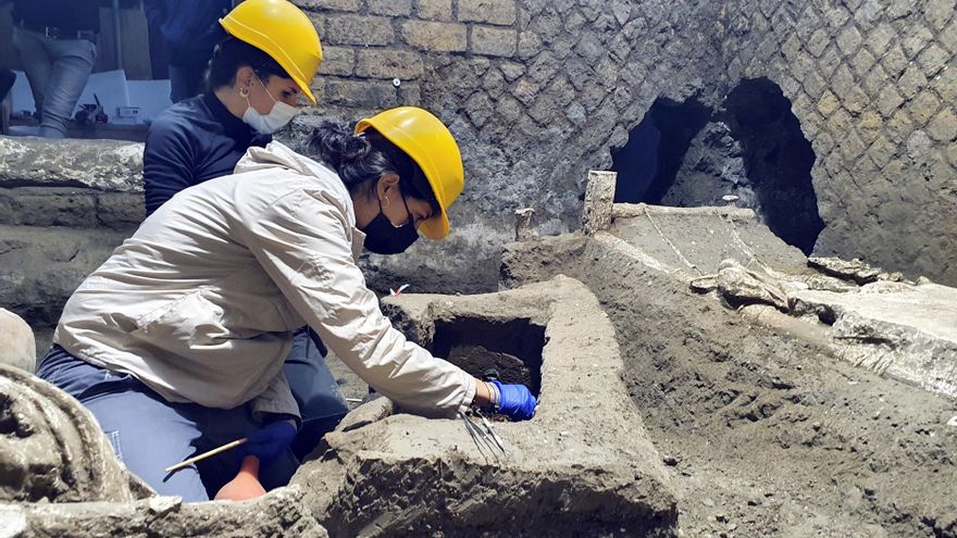 Vista de los trabajos arqueológicos en la estancia pequeña, en la que vivían unos esclavos, posiblemente una familia con un hijo, que se encargaban del mantenimiento de la villa de sus dueños, descubierta en una excavación en una zona del norte de Pompeya (sur de Italia), la ciudad que quedó sepultada en el 79 dc. por la erupción del Vesubio.EFE/ Parque Arqueológico de Pompeya