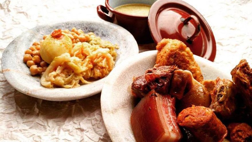 El único cocido español que se come al revés: primero la carne, luego los garbanzos y al final la sopa