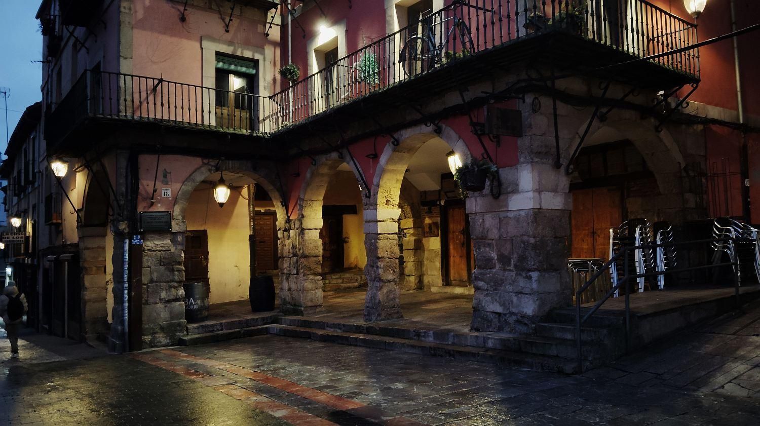 Estos mismos soportales en la esquina de la Plaza Mayor de León.