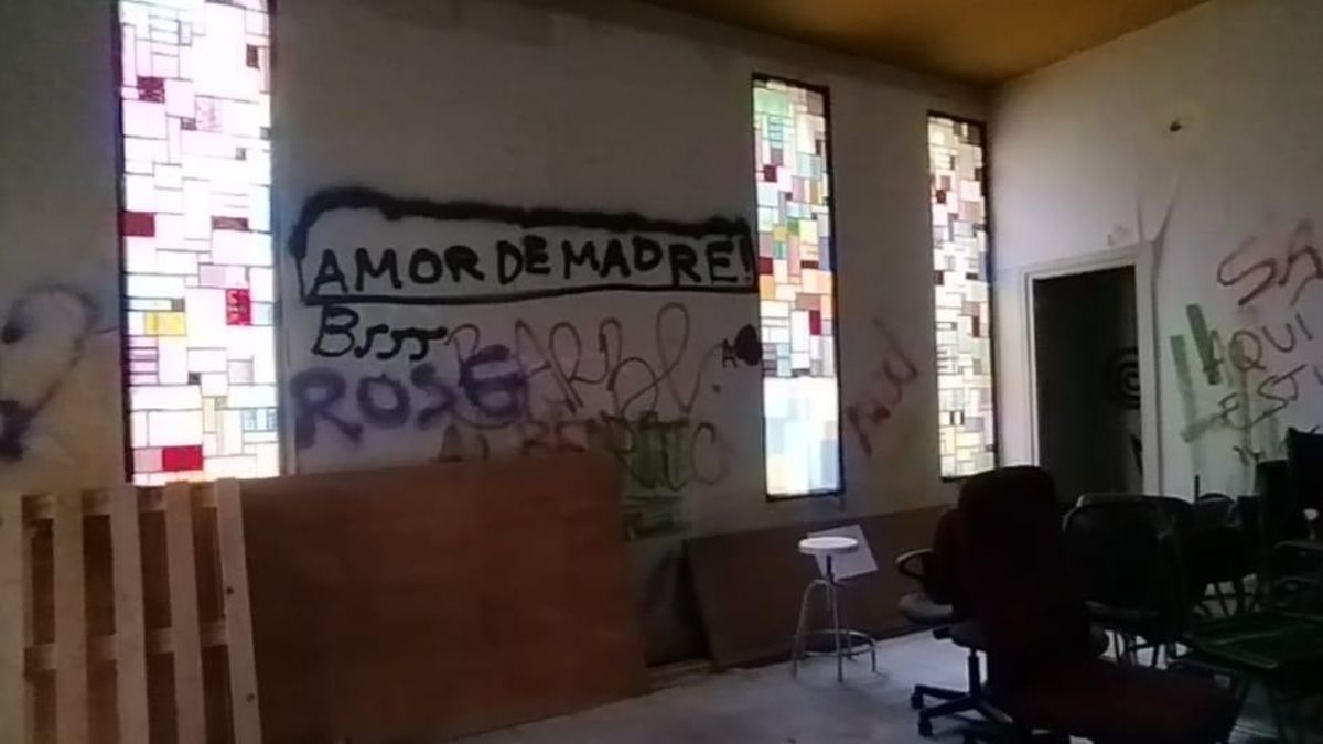 El saló d'actes de l'institut Cid Campeador de València compleix en plena vaga més de dues dècades en runes