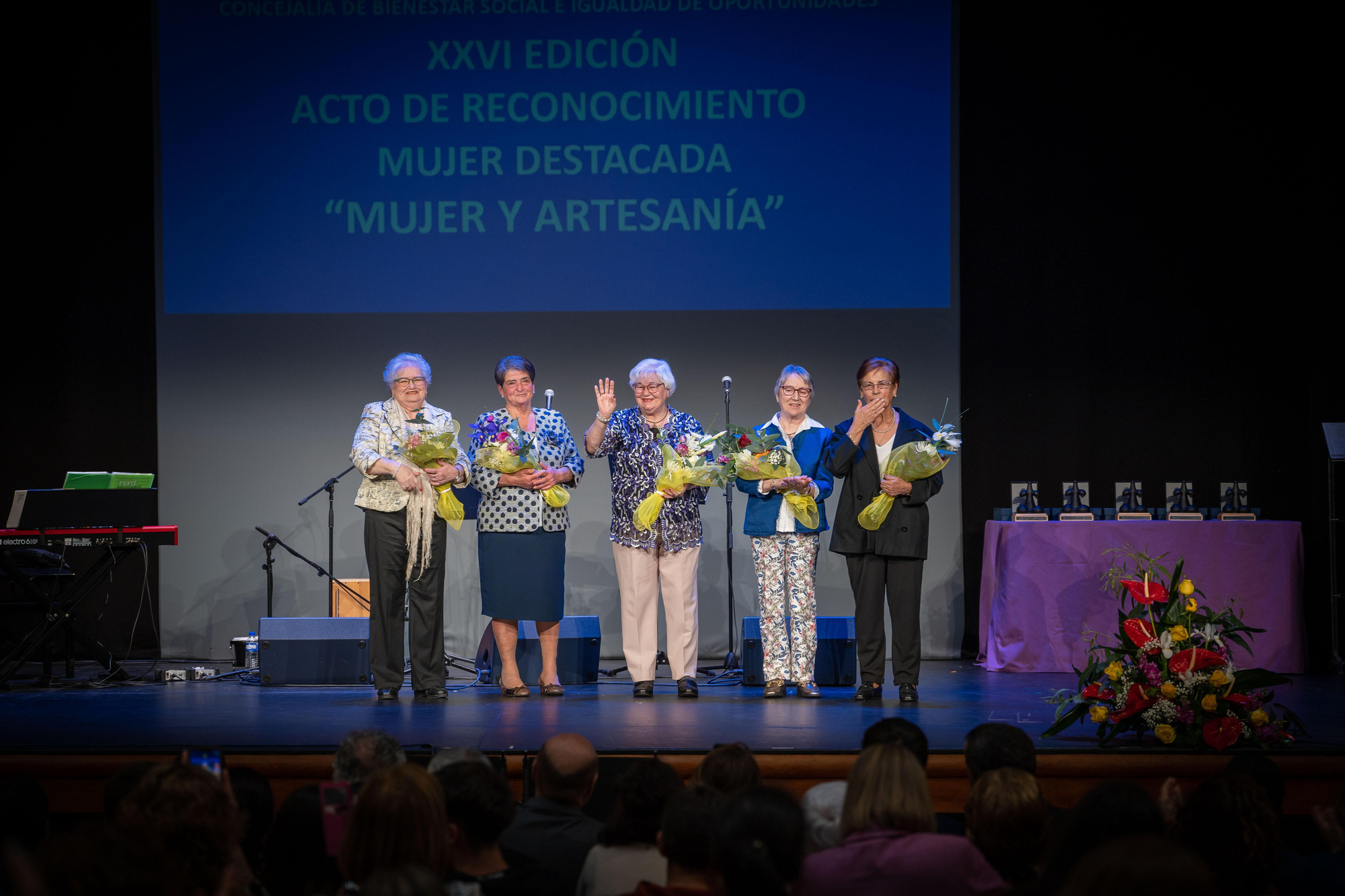 Las cinco artesanas premiadas.