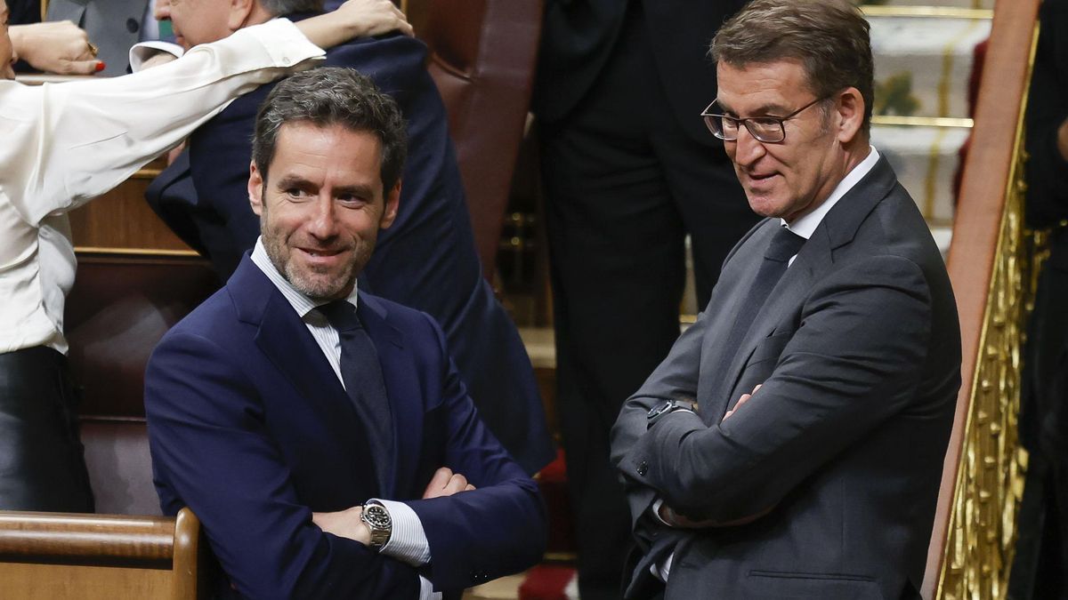 El líder del Partido Popular Alberto Núñez-Feijóo (d) conversa con el diputado del PP Borja Sémper (i) durante la segunda jornada de la investidura del secretario general del PSOE Pedro Sánchez.