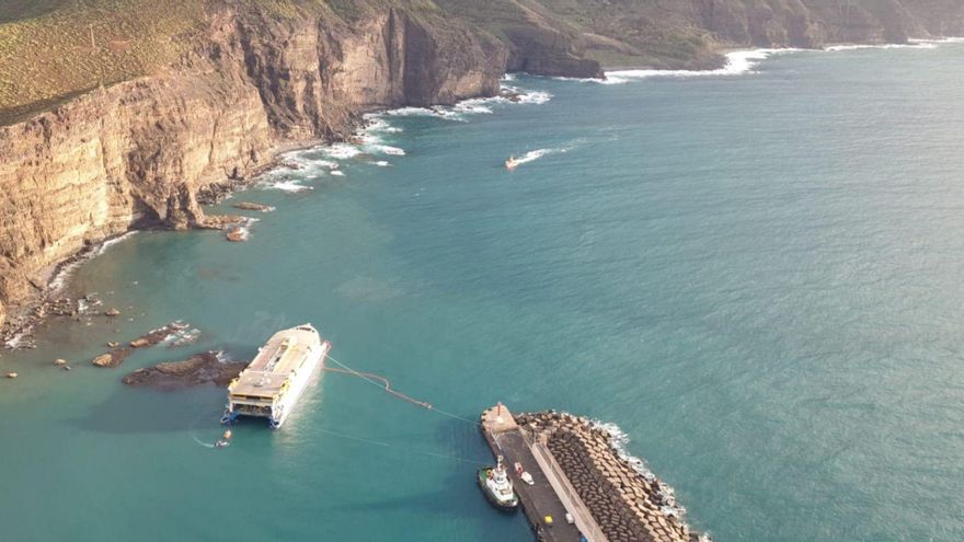 Activado un comité de emergencia para proteger el litoral de Agaete del vertido de gasóleo del ferry encallado